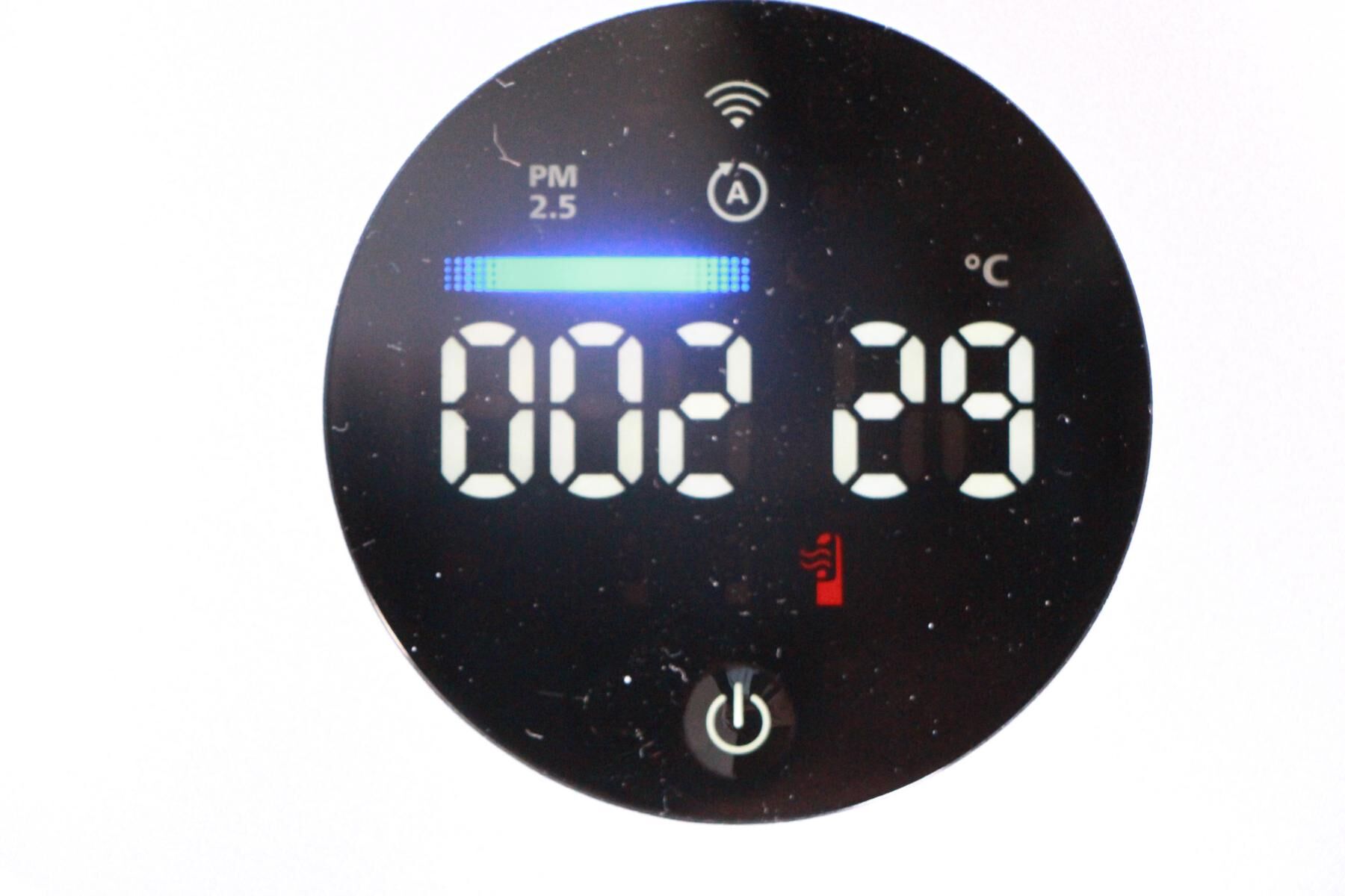 Auf dem Display des Philips Air Performer 8000 ist die aktuell gemessene Raumtemperatur zu sehen.